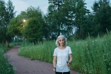 Marche nordique seniors 2026 : 5 bénéfices santé prouvés