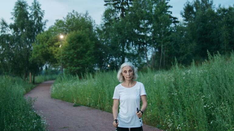 Marche nordique seniors 2026 : 5 bénéfices santé prouvés