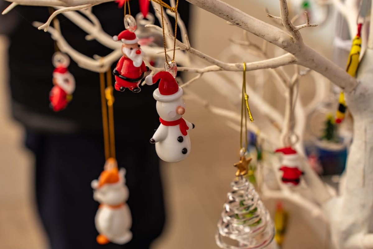 Solidarité L'arbre de Noël, l'esprit de Noël et la solidarité sont à Barcelone